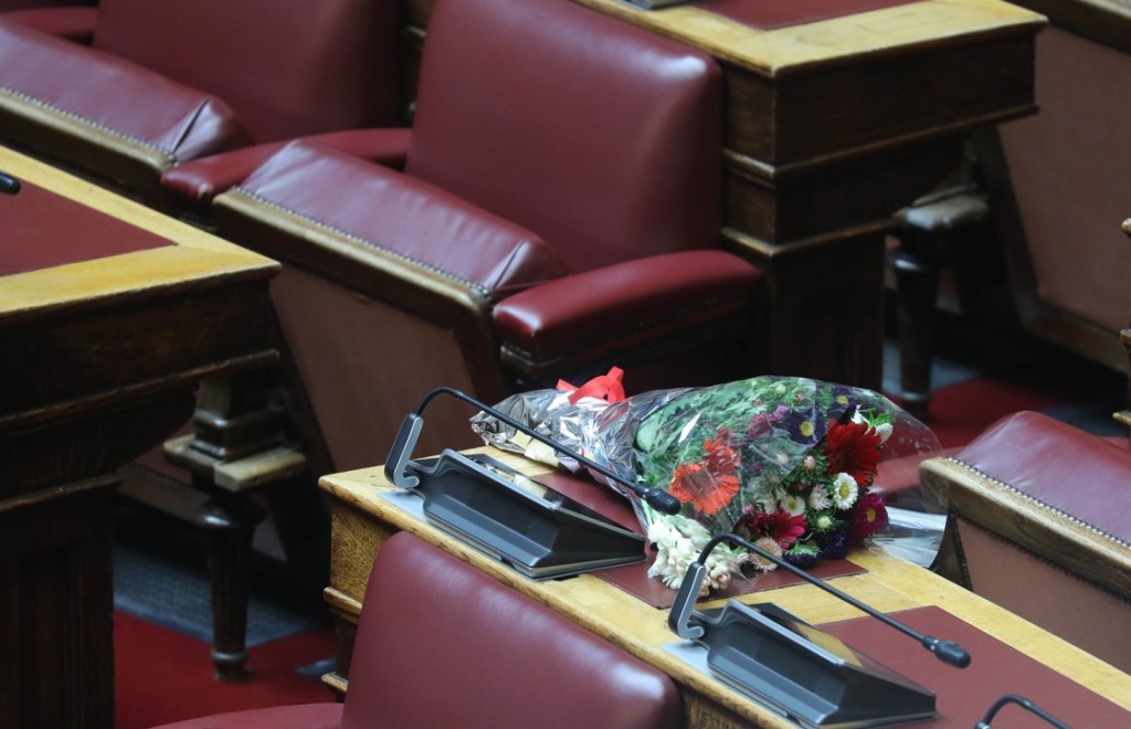 Μια ανθοδέσμη για τον Παύλο Μπακογιάννη