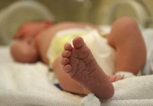 Πάτρα – Βρέφος 15 ημερών στο νοσοκομείο με κοροναϊό