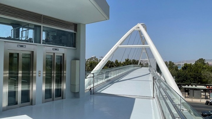 Περιφέρεια Αττικής – Παραδίδεται το απόγευμα η πεζογέφυρα στη λεωφόρο Ποσειδώνος