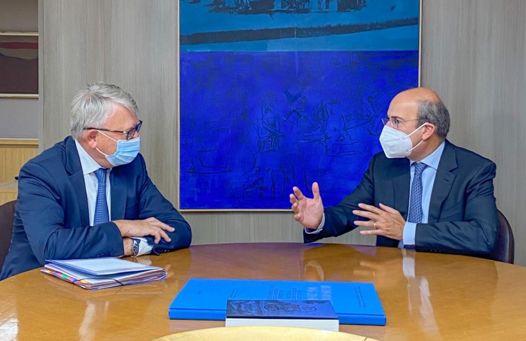 Χατζηδάκης – Συνάντηση με Σμιτ – Τα νέα προγράμματα που θα χρηματοδοτηθούν από το Ευρωπαϊκό Κοινωνικό Ταμείο