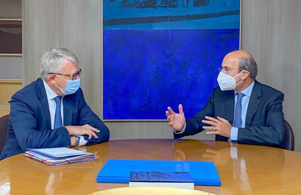 Χατζηδάκης – Συνάντηση με Σμιτ – Τα νέα προγράμματα που θα χρηματοδοτηθούν από το Ευρωπαϊκό Κοινωνικό Ταμείο