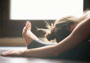 Αυτές οι ασκήσεις yoga θα σας απαλλάξουν από τους πόνους της μέσης