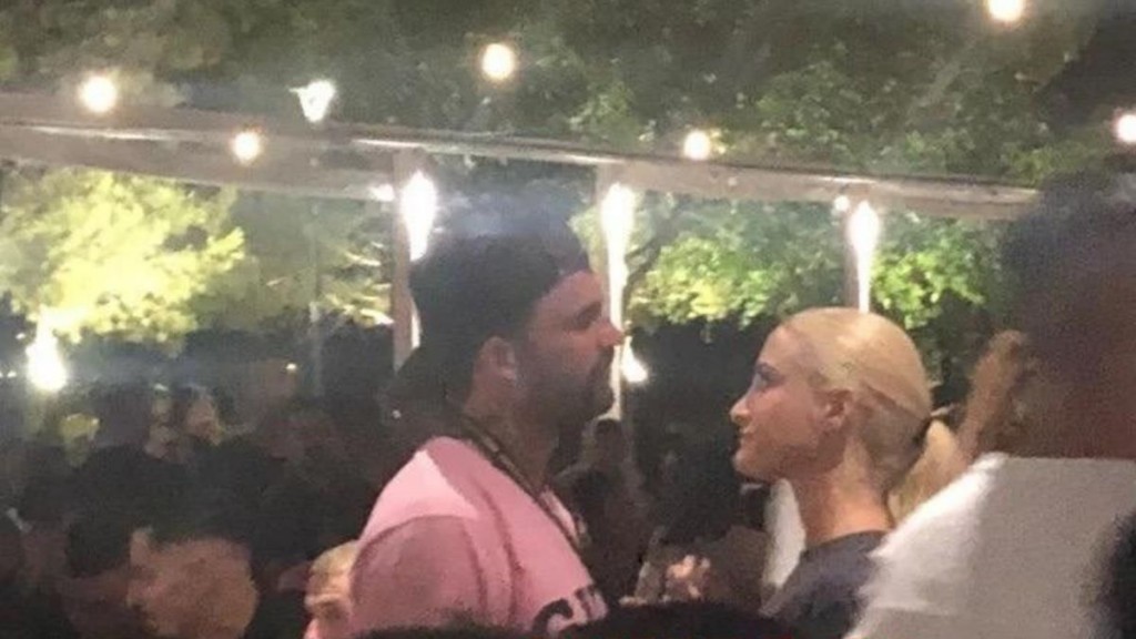 Ιωάννα Τούνη – Έδωσε λουλούδια στον Αλεξάνδρου και του έκανε ερωτική εξομολόγηση!