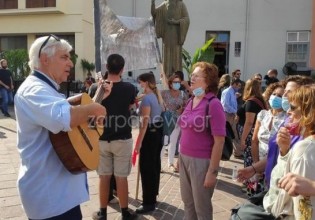 Μίκης Θεοδωράκης – Με τραγούδια έξω από την Μητρόπολη Χανίων ο Γερμανός Henning Zierock