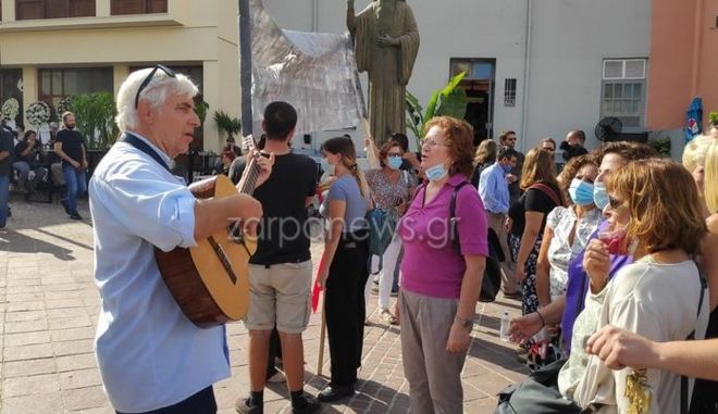 Μίκης Θεοδωράκης – Με τραγούδια έξω από την Μητρόπολη Χανίων ο Γερμανός Henning Zierock