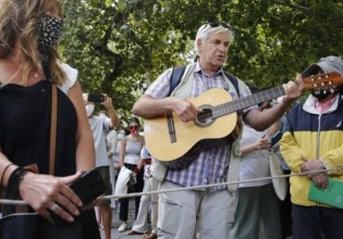 Μίκης Θεοδωράκης – Ποιος είναι ο Henning Zierock που αποχαιρετά με την κιθάρα του τον μεγάλο συνθέτη