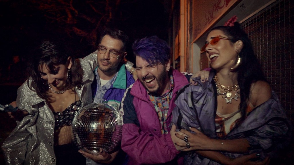 «Αυτή η πόλη» – Ο Silot βάφει μωβ το τραγούδι των Μίκρο στο νέο του κλιπ