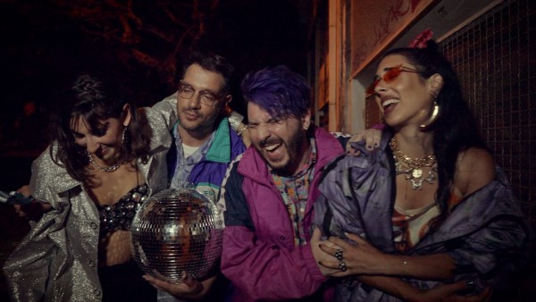 «Αυτή η πόλη» – Ο Silot βάφει μωβ το τραγούδι των Μίκρο στο νέο του κλιπ