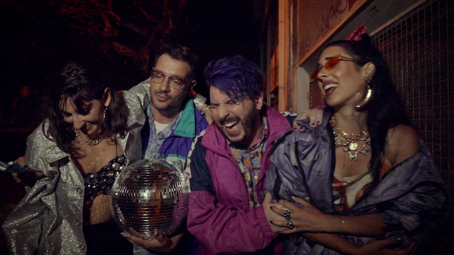 «Αυτή η πόλη» – Ο Silot βάφει μωβ το τραγούδι των Μίκρο στο νέο του κλιπ