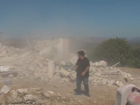 Σεισμός στην Κρήτη – Στιγμές τρόμου για δημοσιογράφο – Έπεσε τοίχος δίπλα του ενώ βρισκόταν στον «αέρα»