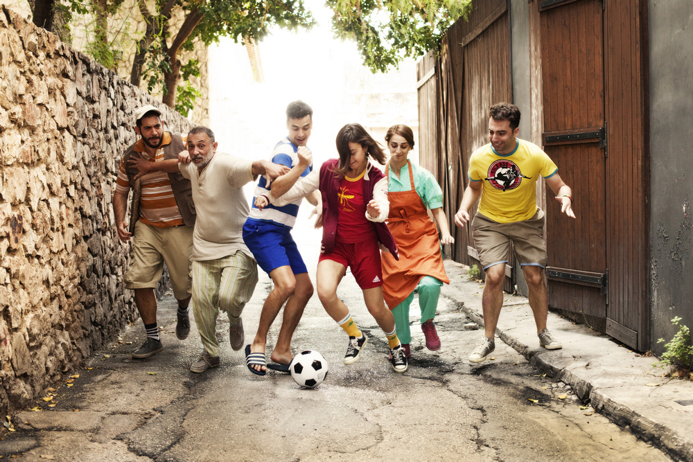 «Μια γιορτή στου Νουριάν» – Μια ανατρεπτική κωμωδία έρχεται στο Σύγχρονο Θέατρο