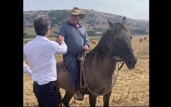 Η συνάντηση του Μητσοτάκη με τον… Ντάλτον – Τι είπε με τον καβαλάρη κτηνοτρόφο στο Δαμάσι