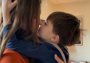 Κατερίνα Μουτσάτσου – Το τρυφερό βίντεο με τα πρώτα βήματα του γιου της