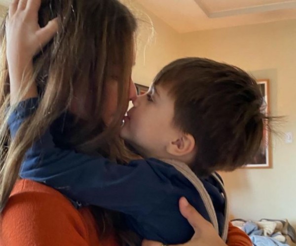 Κατερίνα Μουτσάτσου – Το τρυφερό βίντεο με τα πρώτα βήματα του γιου της