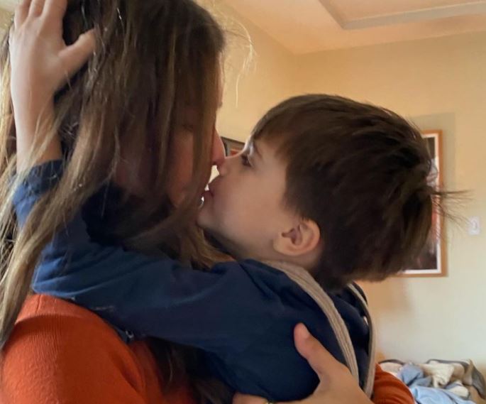 Κατερίνα Μουτσάτσου – Το τρυφερό βίντεο με τα πρώτα βήματα του γιου της