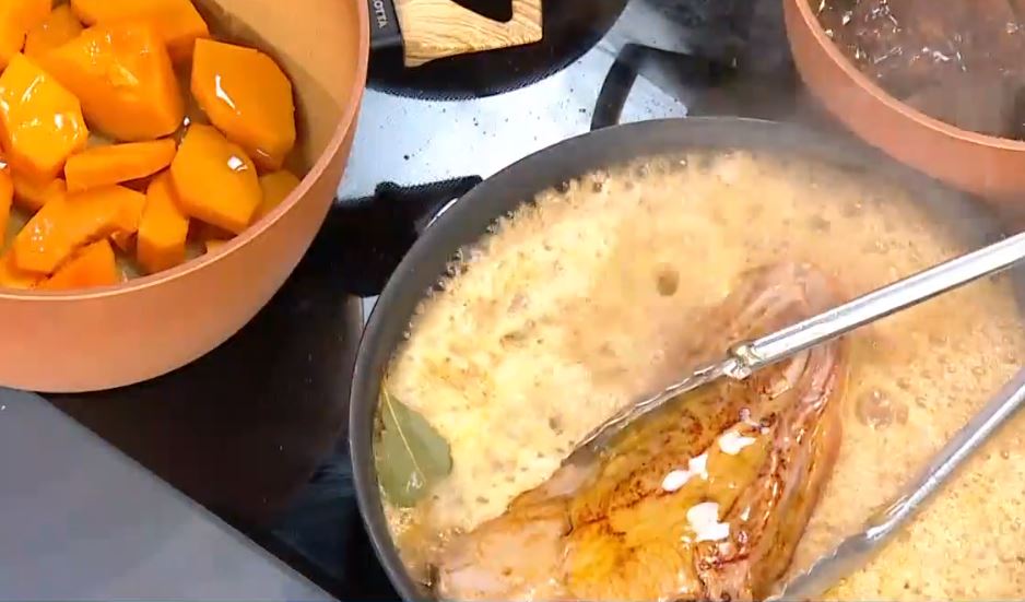 Λαχταριστό χοιρινό στη γάστρα με γλάσο μπύρας και πουρέ κολοκύθας