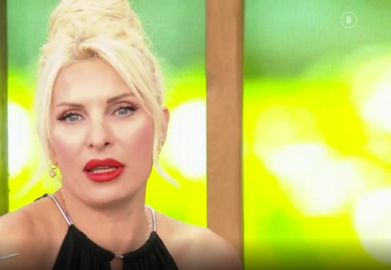 Ελένη Μενεγάκη – Αμαξάδα στην Κηφισιά με την μικρή Μαρίνα