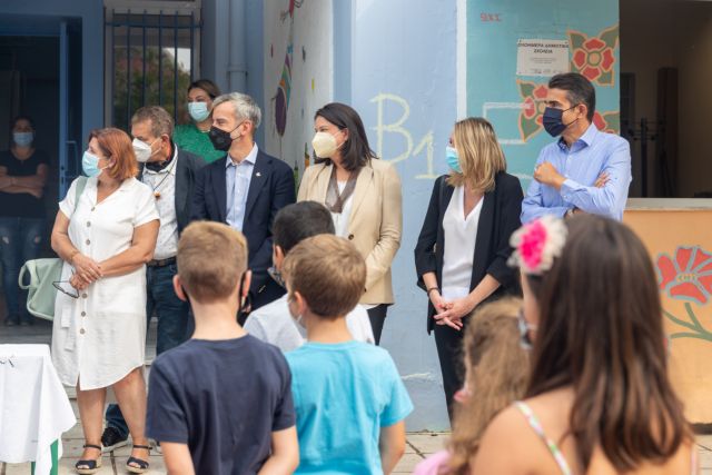 Σε σχολείο της Θεσσαλονίκης η Κεραμέως - Τι είπε στα παιδιά για τη νέα σχολική χρονιά