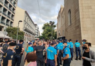 Μίκης Θεοδωράκης – Ενταση στη Μητρόπολη στο λαϊκό προσκύνημα του εμβληματικού δημιουργού