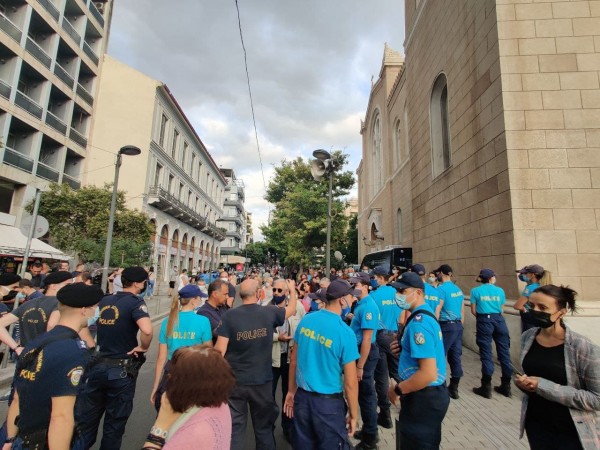 Μίκης Θεοδωράκης – Ενταση στη Μητρόπολη στο λαϊκό προσκύνημα του εμβληματικού δημιουργού