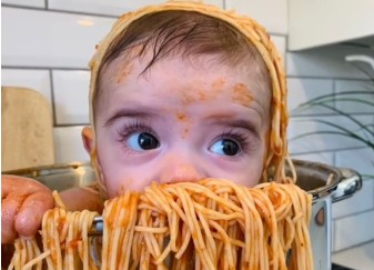 Μακαρόνια με… μωρό – Το απίθανο βίντεο που έγινε αμέσως viral