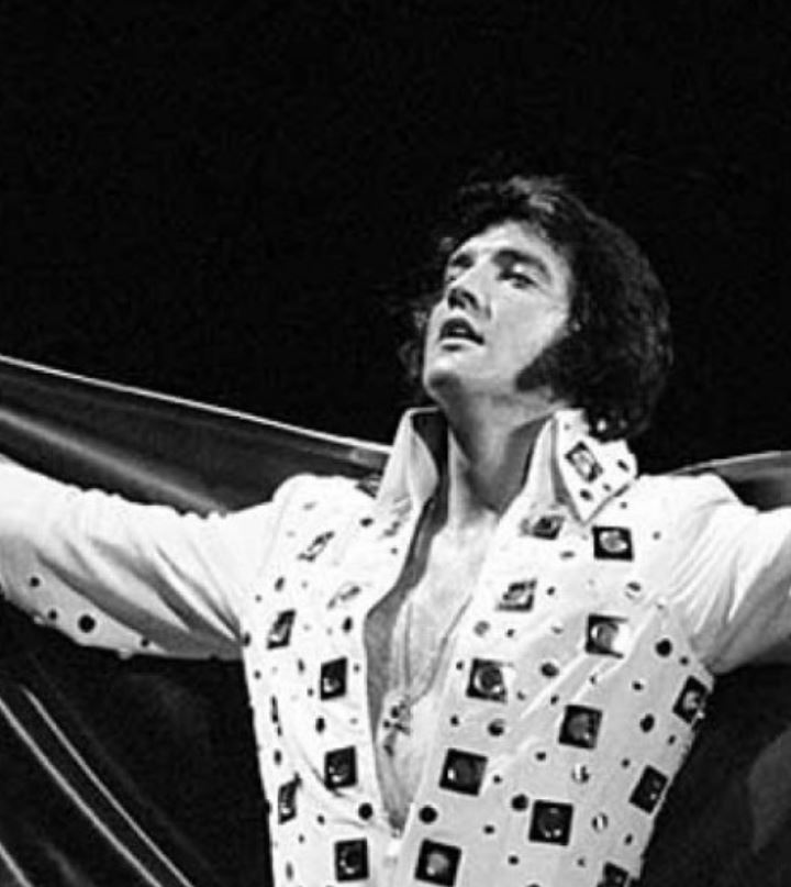 Έλβις Πρίσλεϊ – Τιμή ρεκόρ σε δημοπρασία για τα ρούχα του «βασιλιά»