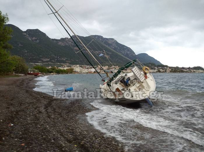 Φθιώτιδα - Σκάφος βγήκε στη στεριά στον Άγιο Κωνσταντίνο