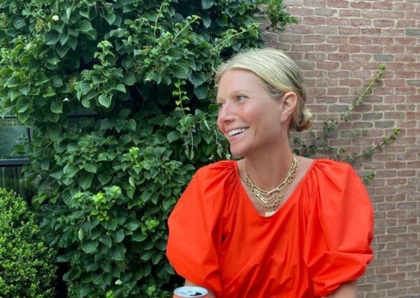 Γκούινεθ Πάλτροου – Γιορτάζει τα γενέθλιά της ποζάροντας γυμνή και ο σύζυγός της αφήνει το πιο υπέροχο σχόλιο