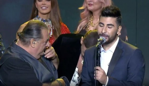 J2US – Το συγκινητικό φινάλε του σόου και η αφιέρωση του Βασίλη Καρρά στον Παντελή Παντελίδη