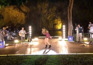 Η Δέσποινα Βανδή τραγουδά για τους ερωτευμένους από τη σκηνή του MEGA