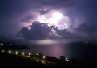 «Μπάλλος» – Εντυπωσιακές εικόνες από κεραυνούς που έκαναν τη νύχτα μέρα στη Μύκονο