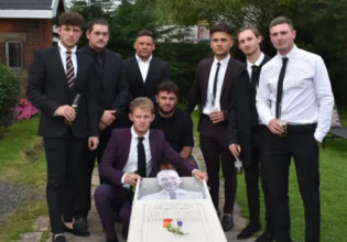 Τους εγκατέλειψε για τη σχέση του και οι φίλοι του έκαναν… κηδεία – Τι έλεγε ο ξεκαρδιστικός «επικήδειος»