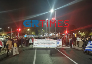 Κοροναϊός – Την ώρα που η Θεσσαλονίκη… γονατίζει από τα κρούσματα, αντιεμβολιαστές κάνουν πορεία