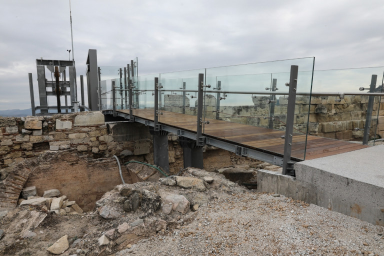 Δημοσιογράφος των NYT εκθέτει το υπουργείο Πολιτισμού – «Χαλασμένος ο ανελκυστήρας της Ακρόπολης»