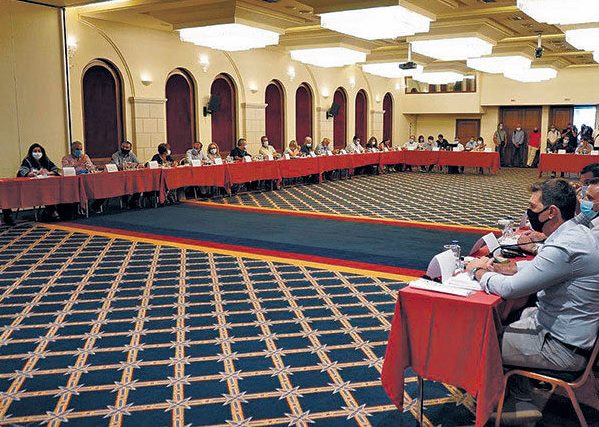 Ο κακός χαμός σε συνεδρίαση του Περιφερειακού Συμβουλίου Κρήτης – Απαγόρεψαν τη είσοδο σε ανεμβολίαστο σύμβουλο