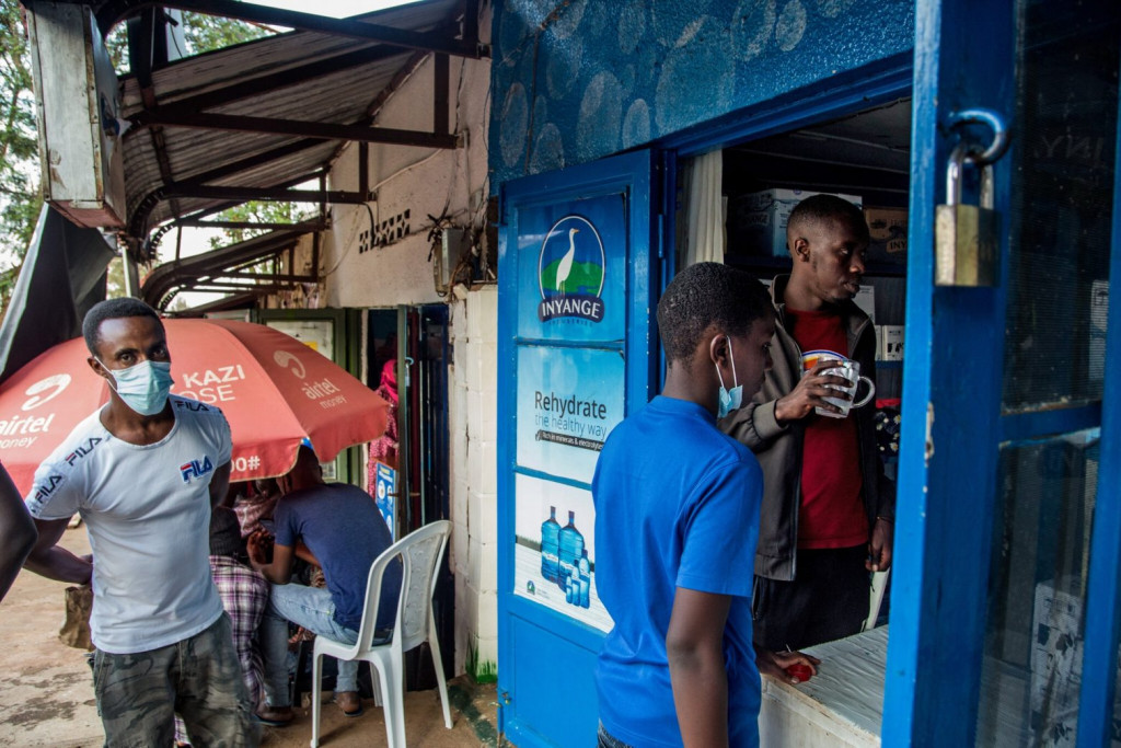 Ποια μπίρα; Στα milk bars της Ρουάντα οι ντόπιοι «μεθούν» με γάλα