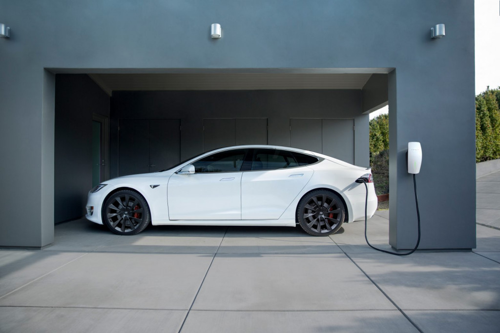 Η Tesla αλλάζει… «καύσιμο»