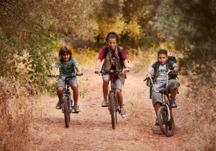 Κομάντα και Δράκοι – Οι σημαντικοί καλλιτέχνες πίσω από το εκπληκτικό τραγούδι των τίτλων