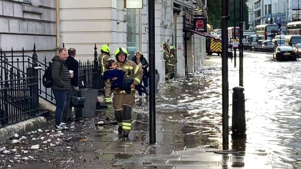 Λονδίνο – Πλημμύρες μετά την έντονη βροχόπτωση