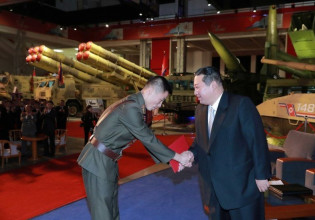 Βόρεια Κορέα – Στρατιώτες δέχονται χτυπήματα με βαριοπούλες και ξαπλώνουν σε σπασμένα γυαλιά υπό το βλέμμα του Κιμ Γιονγκ Ουν