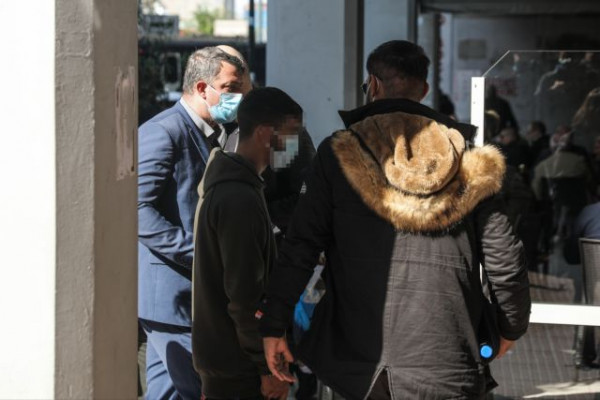 Συμπλοκή στο Πέραμα – Παρουσιάστηκε στα δικαστήρια Πειραιά ο 14χρονος που είχε διαφύγει