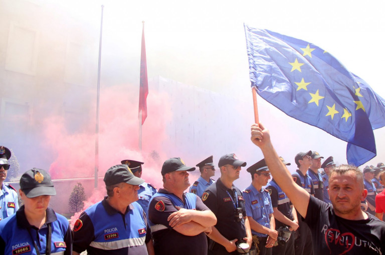 Ο αγώνας της Αλβανίας για τους αιτούντες άσυλο στην ΕΕ
