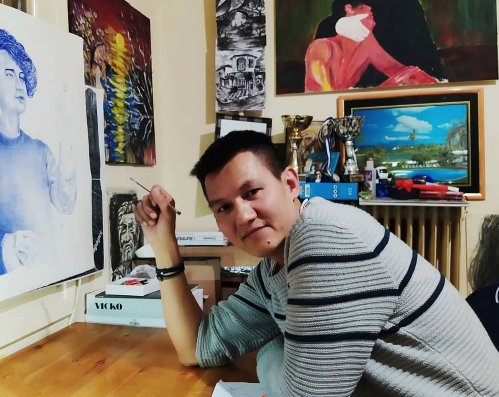 Αφγανός που ζει στην Ελλάδα ζωγραφίζει τα προσωπικά του βιώματα και μιλάει για τον ρόλο της τέχνης στη ζωή του