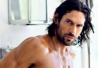 Γιάννης Σπαλιάρας – Γιατί βγάζει φωτογραφίες… σε τουαλέτες στα μαγαζιά;