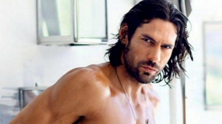 Γιάννης Σπαλιάρας – Γιατί βγάζει φωτογραφίες… σε τουαλέτες στα μαγαζιά;