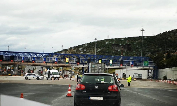 Κλειστή η Εθνική Οδός Κορίνθου – Πατρών – Ρομά διαμαρτύρονται για τον θάνατο του 20χρονου από αστυνομικά πυρά