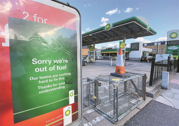 Βρετανία – «Θα ακυρωθούν (και) φέτος τα Χριστούγεννα;»