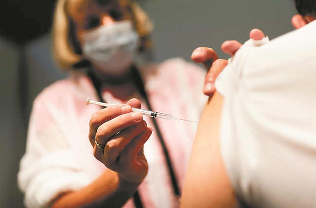 Διπλή γραμμή άμυνας για τον κοροναϊό ενόψει ενός ακόμη δύσκολου χειμώνα