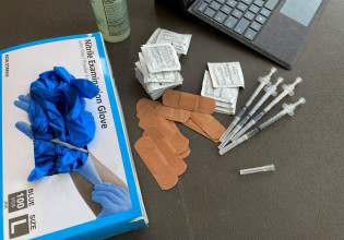 Εμβόλιο – Κορυφαίοι ειδικοί ζητούν από τον Μπάιντεν να ακυρώσει τις αναμνηστικές δόσεις στον γενικό πληθυσμό