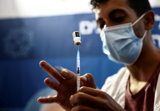 Εμβόλιο – Αναμνηστικές δόσεις μόνο για τους ανοσοκατεσταλμένους συνιστά ο ΕΜΑ